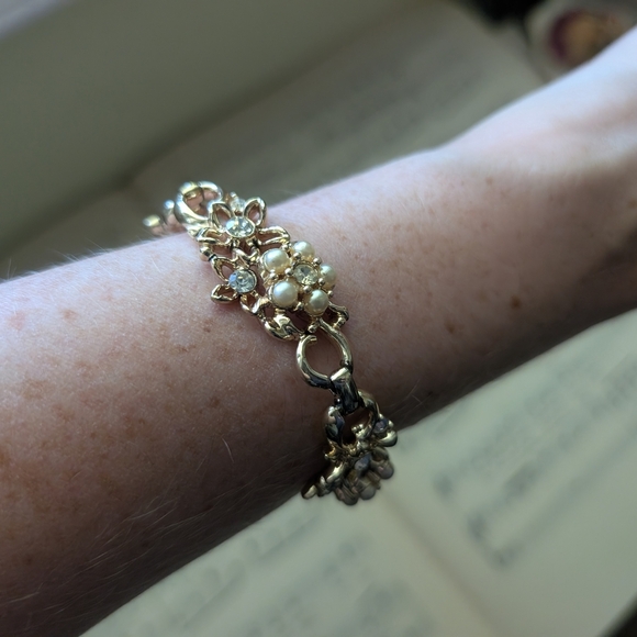 Vintage 50s Goldtone Floral Bracelet With Gemstones And Faux Pearls - Picture 10 of 13